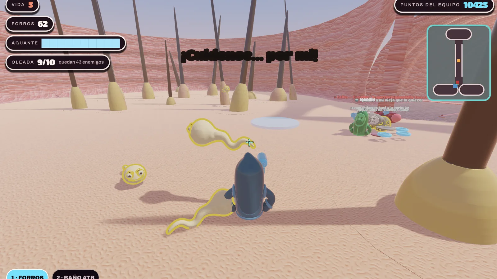 Captura de gameplay: Colitas marcadas en amarillo avanzan hacia el agente azul en el arenal.