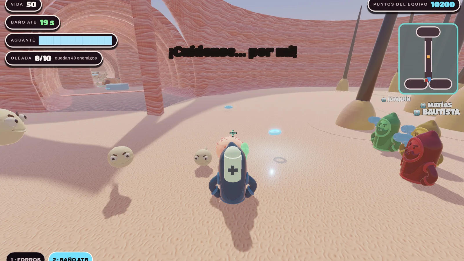 Captura de gameplay: el escuadrón se reagrupa en el arenal mientras la plaga rodea al agente con el Baño ATB.